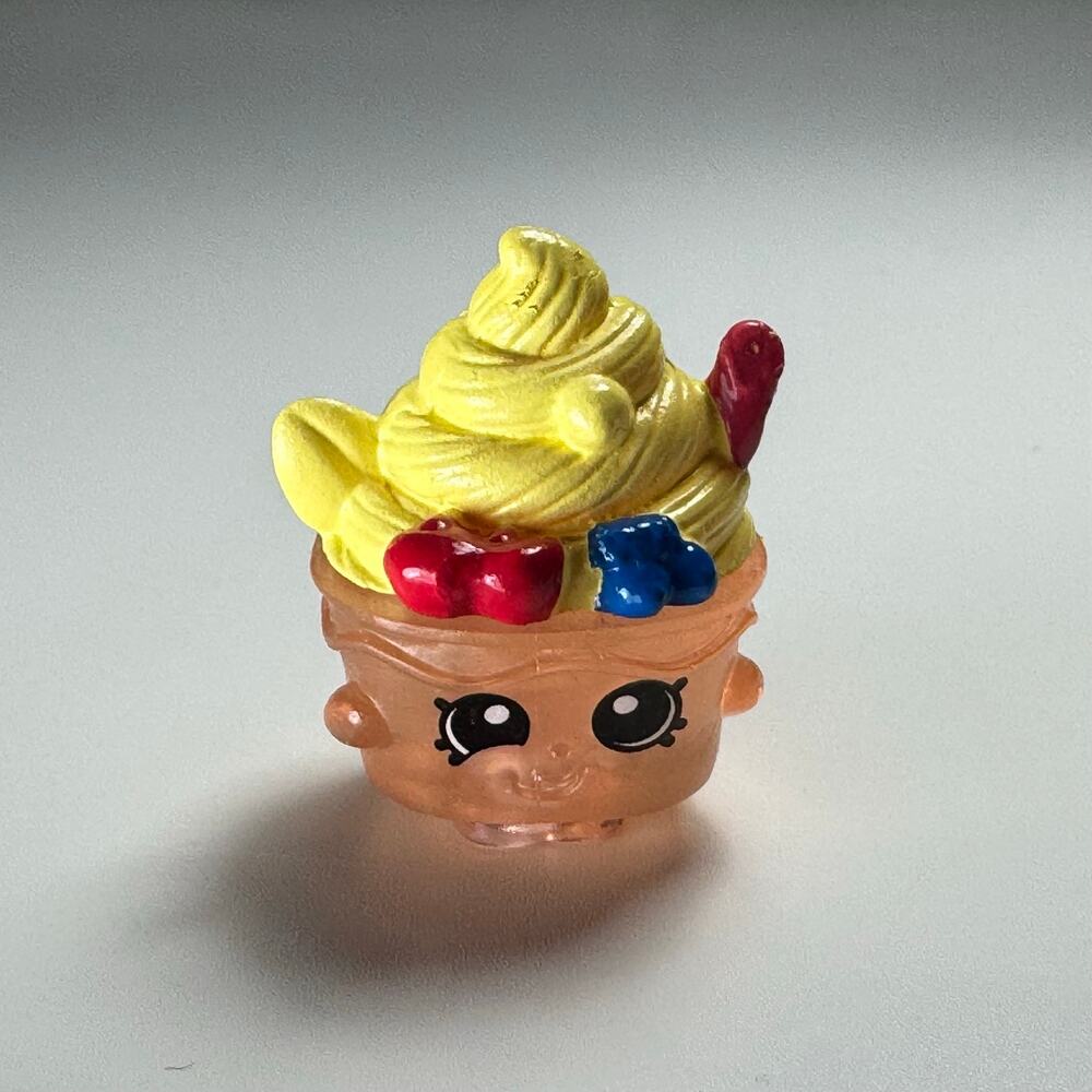 Shopkins Figurine Yo-Chi Frozen Yogurt Season One Yellow Blue #CE-031 Desert